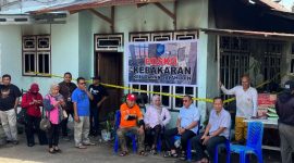 Wali Kota Ternate M. Tauhid Soleman Kunjungi Wargnya yang Mengalamai Musibah Kebakaran Rumah dan Memberikan Bantuan. (Rakyatmu)