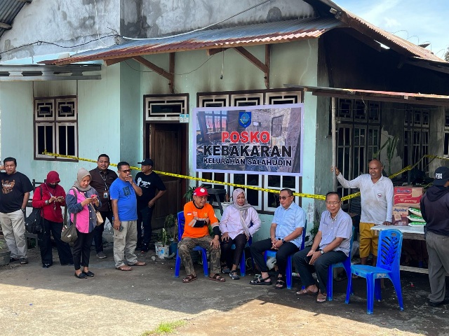 Wali Kota Ternate M. Tauhid Soleman Kunjungi Wargnya yang Mengalamai Musibah Kebakaran Rumah dan Memberikan Bantuan. (Rakyatmu)