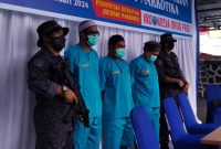 Tiga Pelaku Memakai Baju Tahanan yang Diamankan BNNP Maluku Utara atas Kepemilikan Ganja dan Satu Paket di Antaranya Keterlibatan Bea Cukai Ternate. (Rakyatmu)