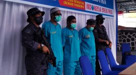 Tiga Pelaku Memakai Baju Tahanan yang Diamankan BNNP Maluku Utara atas Kepemilikan Ganja dan Satu Paket di Antaranya Keterlibatan Bea Cukai Ternate. (Rakyatmu)