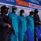 Tiga Pelaku Memakai Baju Tahanan yang Diamankan BNNP Maluku Utara atas Kepemilikan Ganja dan Satu Paket di Antaranya Keterlibatan Bea Cukai Ternate. (Rakyatmu)