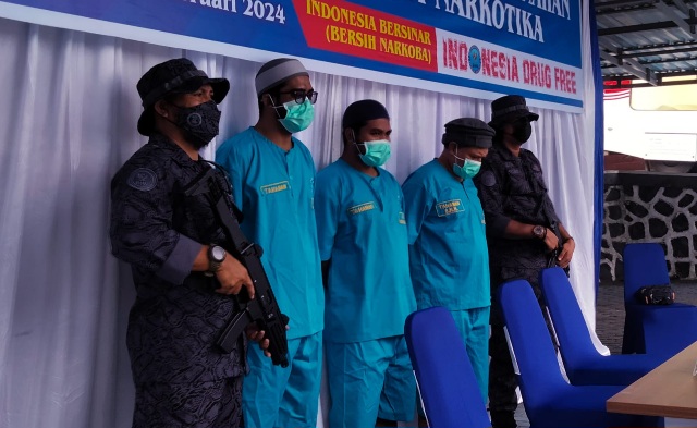 Tiga Pelaku Memakai Baju Tahanan yang Diamankan BNNP Maluku Utara atas Kepemilikan Ganja dan Satu Paket di Antaranya Keterlibatan Bea Cukai Ternate. (Rakyatmu)