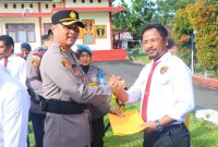 Kapolres Halmahera Barat AKBP Erlichson Memberikan Reward kepada 23 Persone. (Rakyatmu)