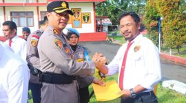 Kapolres Halmahera Barat AKBP Erlichson Memberikan Reward kepada 23 Persone. (Rakyatmu)