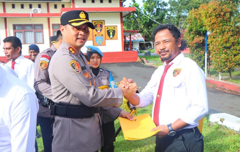 Kapolres Halmahera Barat AKBP Erlichson Memberikan Reward kepada 23 Persone. (Rakyatmu)