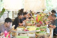 Makan di Rumah Bambu Kelurahan Tongole Sambil 'Ngobrol' tentang Kebebasan Pers. (Ko Edo)