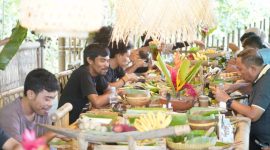 Makan di Rumah Bambu Kelurahan Tongole Sambil 'Ngobrol' tentang Kebebasan Pers. (Ko Edo)