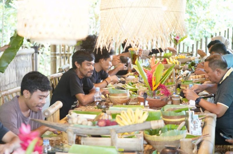 Makan di Rumah Bambu Kelurahan Tongole Sambil 'Ngobrol' tentang Kebebasan Pers. (Ko Edo)