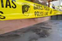 Polisi Memasang Police Line di Lokasi Temuan Benda Diduga Bom Rakitan di Kelurahan Marikurubu, Kota Ternate. (Rakyatmu)