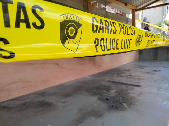 Polisi Memasang Police Line di Lokasi Temuan Benda Diduga Bom Rakitan di Kelurahan Marikurubu, Kota Ternate. (Rakyatmu)