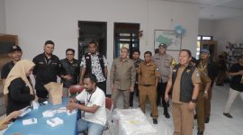 Wali Kota Ternate M. Tauhid Soleman dan Tim Desk Pantau Kesiapan Loslgistik Pemilu 2024. (Ongky/Rakyatmu)