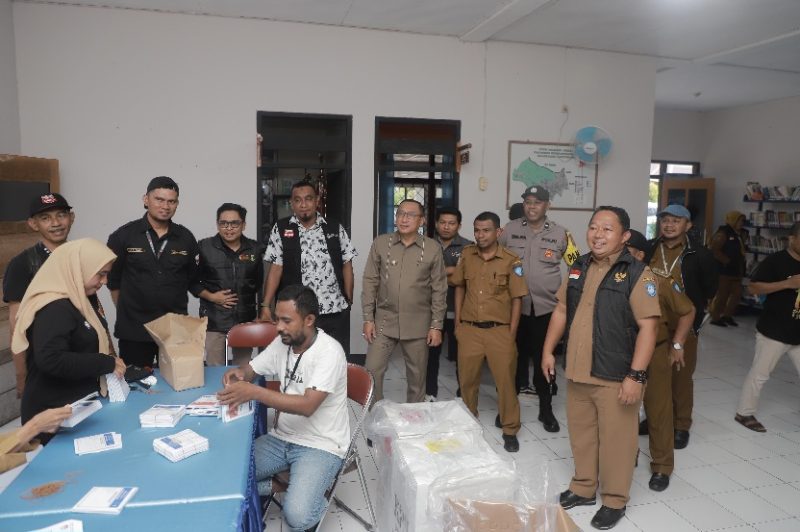Wali Kota Ternate M. Tauhid Soleman dan Tim Desk Pantau Kesiapan Loslgistik Pemilu 2024. (Ongky/Rakyatmu)