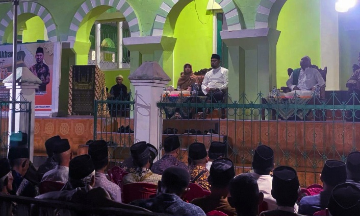 Peringatan Isra Miraj di Desa Busua, Kecamatan Kayoa Barat Dihadiri Bupati Halmahera Selatan Bassam Kasuba. (Dok. Humas Pemda/Rakyatmu)