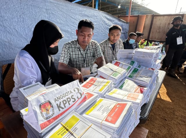 TPS Khusus Karyawan di Lokasi Harita Nickel. (Humas Harita for Rakyatmu)