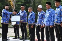 Bassam Kasuba ketika Menyerahkan Piagam Penghargaan terkait Pelayanan Publik kepada 2 PKM dan Lima OPD di Kabupaten Halmahera Selatan. (Dok.Humas Pemda/Rakyatmu)