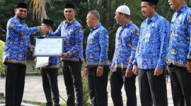 Bassam Kasuba ketika Menyerahkan Piagam Penghargaan terkait Pelayanan Publik kepada 2 PKM dan Lima OPD di Kabupaten Halmahera Selatan. (Dok.Humas Pemda/Rakyatmu)