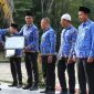 Bassam Kasuba ketika Menyerahkan Piagam Penghargaan terkait Pelayanan Publik kepada 2 PKM dan Lima OPD di Kabupaten Halmahera Selatan. (Dok.Humas Pemda/Rakyatmu)