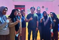 Ketua DPD Partai Perindo Kota Ternate Erwin Umar Berpose dengan Saksi TPS Usai Menyerahkan Honor Bertempat di Kelurahan Akehuda, Kecamatan Ternate Utara pada Senin, 19 Februari 2024 malam. (Rakyatmu)