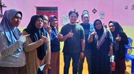 Ketua DPD Partai Perindo Kota Ternate Erwin Umar Berpose dengan Saksi TPS Usai Menyerahkan Honor Bertempat di Kelurahan Akehuda, Kecamatan Ternate Utara pada Senin, 19 Februari 2024 malam. (Rakyatmu)