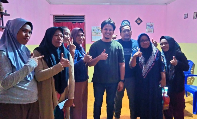 Ketua DPD Partai Perindo Kota Ternate Erwin Umar Berpose dengan Saksi TPS Usai Menyerahkan Honor Bertempat di Kelurahan Akehuda, Kecamatan Ternate Utara pada Senin, 19 Februari 2024 malam. (Rakyatmu)