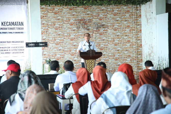 Wali Kota Ternate M. Tauhid Soleman saat Memberi Sambutan di Musrenbang Kecamatan Ternate Tengah. (Bucek for Rakyatmu)