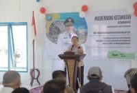 Sekda Kota Ternate Rizal Marsaoly saat Menyampaikan Sambutan di Musrenbang Kecmatan Moti. (Ongky for Rakyatmu)