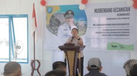 Sekda Kota Ternate Rizal Marsaoly saat Menyampaikan Sambutan di Musrenbang Kecmatan Moti. (Ongky for Rakyatmu)