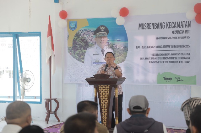 Sekda Kota Ternate Rizal Marsaoly saat Menyampaikan Sambutan di Musrenbang Kecmatan Moti. (Ongky for Rakyatmu)
