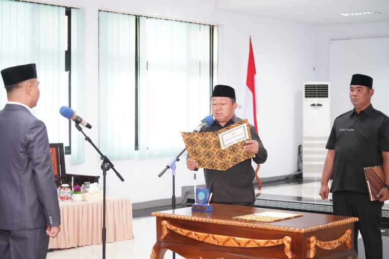 Sekda Kota Ternate Rizal Marsaoly Lantik Kepala Dinas Dukcapil Fahri Fuad. (Ko Edo)