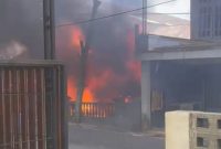 Ruang Warga di Kota Ternate, Maluku Utara Ludes Terbakar Usai membakar Sampah di Depan Rumah. (Tangkapan layar/Rakyatmu)