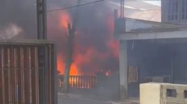 Ruang Warga di Kota Ternate, Maluku Utara Ludes Terbakar Usai membakar Sampah di Depan Rumah. (Tangkapan layar/Rakyatmu)