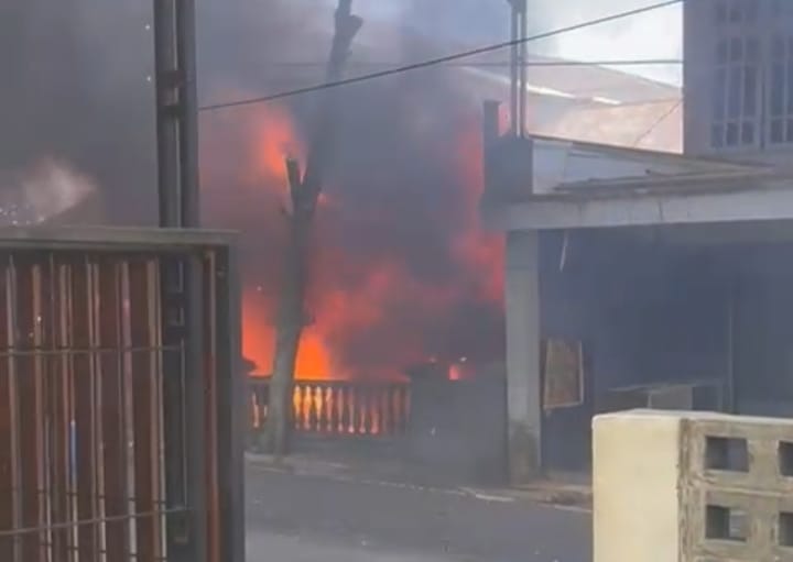 Ruang Warga di Kota Ternate, Maluku Utara Ludes Terbakar Usai membakar Sampah di Depan Rumah. (Tangkapan layar/Rakyatmu)