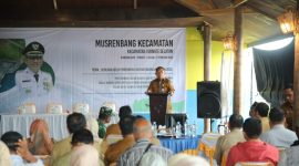 Sekretaris Daerah Kota Ternate Rizal Marsaoly saat Membuka Musrenbang Kecamatan Ternate Selatan di Café Mozaik. (Dok. Humas Pemkot for Rakyatmu)