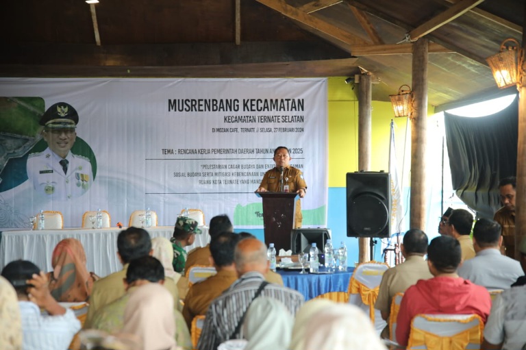 Sekretaris Daerah Kota Ternate Rizal Marsaoly saat Membuka Musrenbang Kecamatan Ternate Selatan di Café Mozaik. (Dok. Humas Pemkot for Rakyatmu)