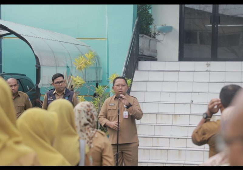 Sekda Kota Ternate Rizal Marsaoly saat Pimpin Apel Pagi di Dinas PUPR. (Bung Lodja)