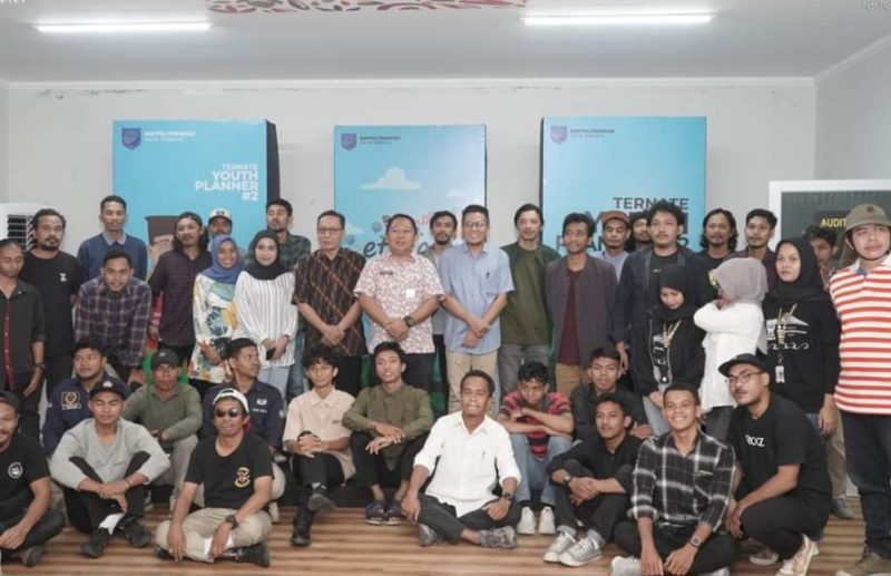 Peserta Musrenbang Komunitas dengan Sekretaris Daerah Kota Ternate Rizal Marsaoly di Auditorium Bappelitbangda. (Dok. Diskomsandi for Rakyatmu)