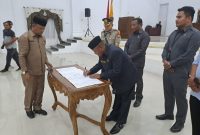 Penandatanganan Empat Ranperda Menjadi Perda di Kantor DPRD Pulau Taliabu. (Dok.Humas/Rakyatmu) 