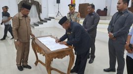 Penandatanganan Empat Ranperda Menjadi Perda di Kantor DPRD Pulau Taliabu. (Dok.Humas/Rakyatmu) 