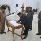 Penandatanganan Empat Ranperda Menjadi Perda di Kantor DPRD Pulau Taliabu. (Dok.Humas/Rakyatmu) 