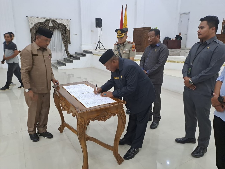 Penandatanganan Empat Ranperda Menjadi Perda di Kantor DPRD Pulau Taliabu. (Dok.Humas/Rakyatmu) 