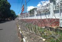 Polisi Memasang Kawat Berduri di Lokasi Rapat Pleno Rekapitulasi Penghitungan Suara KPU Kota Ternate untuk Menjaga Adanya Benturan Masing-masing Pendukung. (Rakyatmu)