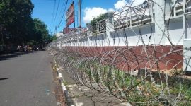 Polisi Memasang Kawat Berduri di Lokasi Rapat Pleno Rekapitulasi Penghitungan Suara KPU Kota Ternate untuk Menjaga Adanya Benturan Masing-masing Pendukung. (Rakyatmu)