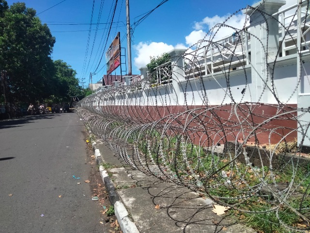 Polisi Memasang Kawat Berduri di Lokasi Rapat Pleno Rekapitulasi Penghitungan Suara KPU Kota Ternate untuk Menjaga Adanya Benturan Masing-masing Pendukung. (Rakyatmu)