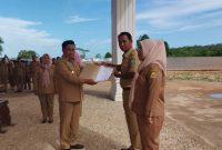 Wakil Bupati Pulau Taliabu Ramli Menyerahkan SK Pj Bupati kepada Dua ASN. (Dok. Humas for Rakyatmu)