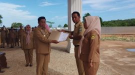 Wakil Bupati Pulau Taliabu Ramli Menyerahkan SK Pj Bupati kepada Dua ASN. (Dok. Humas for Rakyatmu)