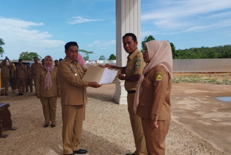 Wakil Bupati Pulau Taliabu Ramli Menyerahkan SK Pj Bupati kepada Dua ASN. (Dok. Humas for Rakyatmu)
