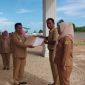 Wakil Bupati Pulau Taliabu Ramli Menyerahkan SK Pj Bupati kepada Dua ASN. (Dok. Humas for Rakyatmu)