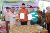 Proses Serah Terima Simbolis dari Perusahaan kepada Bupati Halmahera Selatan. (Dok. Harita Nickel)