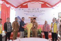 Proses Serah Terima Rumah Layak Huni kepada Warga Penerima Manfaat di Kelurahan Makassar Timur. (Ongky for Rakyatmu)