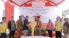 Proses Serah Terima Rumah Layak Huni kepada Warga Penerima Manfaat di Kelurahan Makassar Timur. (Ongky for Rakyatmu)